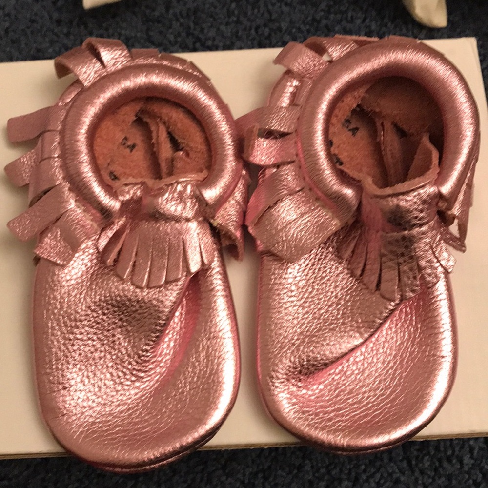 NWOT Freshly Picked Frosted Rose Moccs Size 6